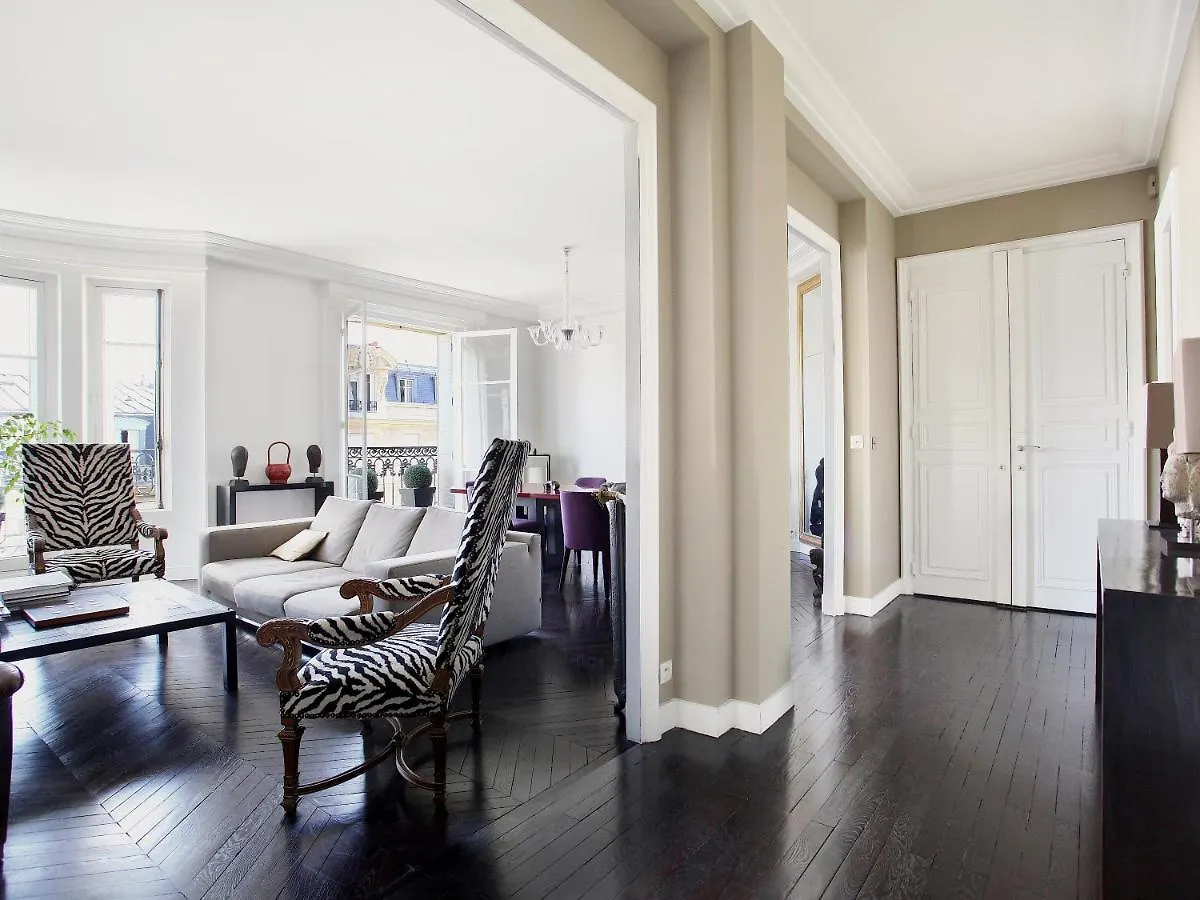 Outstanding 2 Bedrooms With A Terrific Eiffel Tower View Apartment *