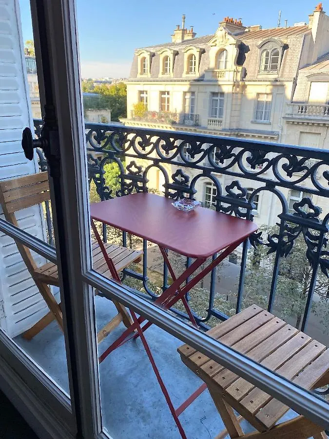 Outstanding 2 Bedrooms With A Terrific Eiffel Tower View Apartment